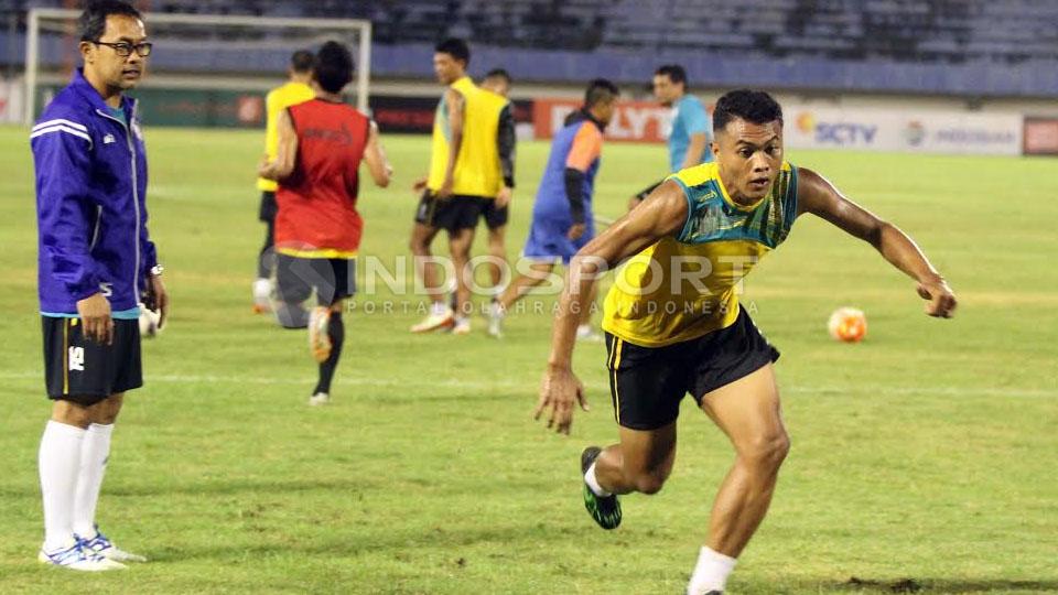 Pelatih Arema FC, Aji Santoso tampak serius memperhatikan anak asuhnya.